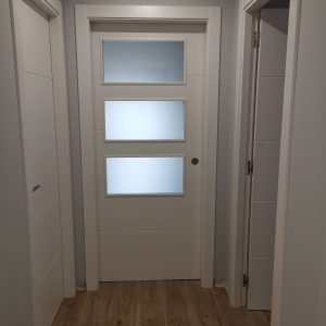 Puerta lacada blanca 4 ranuras