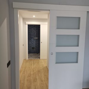 Puerta lacada blanca 4 ranuras