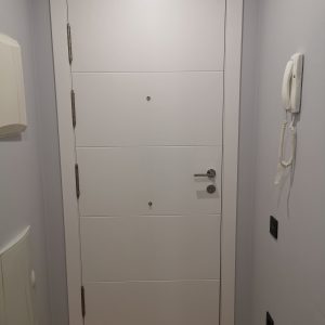 Puerta lacada blanca 4 ranuras