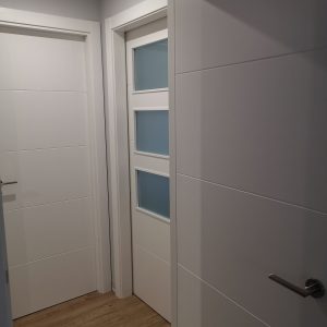 Puerta lacada blanca 4 ranuras